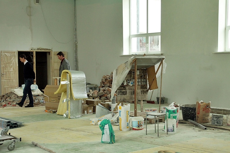 Aivars Zubovs (no kreisās) un Raimonds Žabovs izstaigā nepabeigto sporta 
zāles telpu.

Autors: Uldis Varnevičs