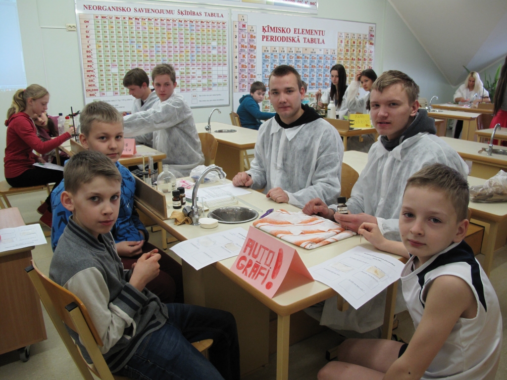 Ķīmijas darbnīcās kopā strādāja 12. klases jaunieši ar 3. un 4. klases skolēniem. 

Autors: No albuma.