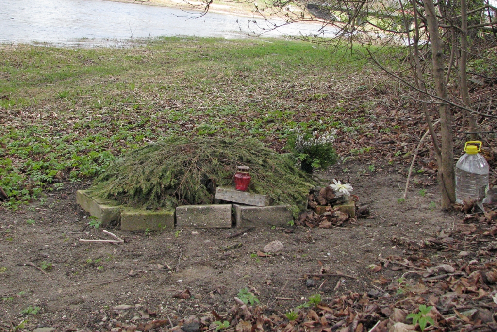 Bauskā, Mēmeles upes krastā, kāds ierīkojis piemiņas vietu. Iespējams, te apglabāts kāds dzīvnieks. 
Autors: Vilnis Auzāns