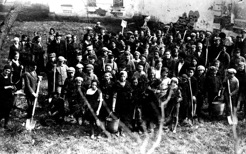 Grupa skolēnu ar skolotājiem Meža dienās Rundālē, 1935. gads.
Autors: no Bauskas muzeja krājuma.