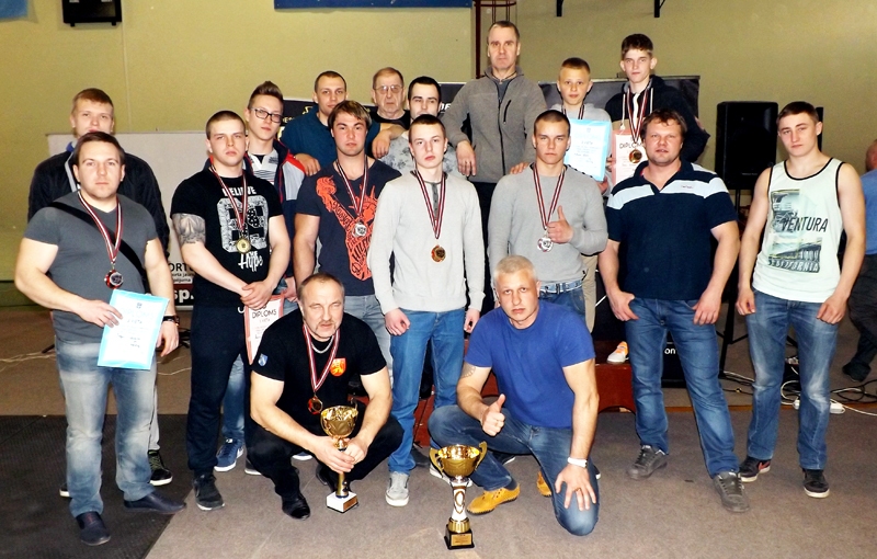 Bauskas novada svaru stieņa spiešanas komanda uzvarēja sacensībās Līvānos.
Autors: no Vladimira Ponomarjova albuma. 