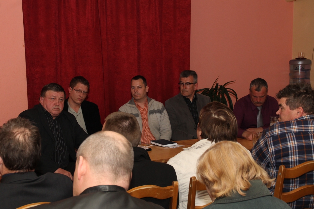 Novada domes pārstāvju vidū Raimonds Bitins – jaunais SIA «Īslīces ūdens» vadītājs. 
Autors: Uldis Varnevičs