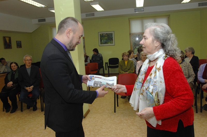 Saeimas deputātu Imantu Parādnieku uz tikšanos ar senioriem Bauskā bija uzaicinājusi Irma Bērziņa. 
Autors: Ivars Bogdanovs