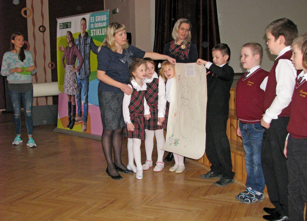 Skolēni stāsta par stikla šķirošanas lietderīgumu.
Autors: Vilnis Auzāns