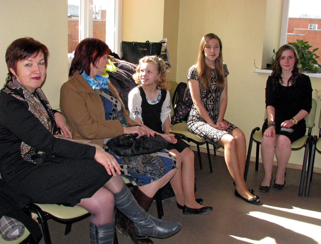 Brīdis pirms atbildīgās uzstāšanās. Pēdējos norādījumus skolēniem sniedz skolotājas Inga Briede (no kreisās) un Ilga Vaičūne. 
Autors: Vilnis Auzāns