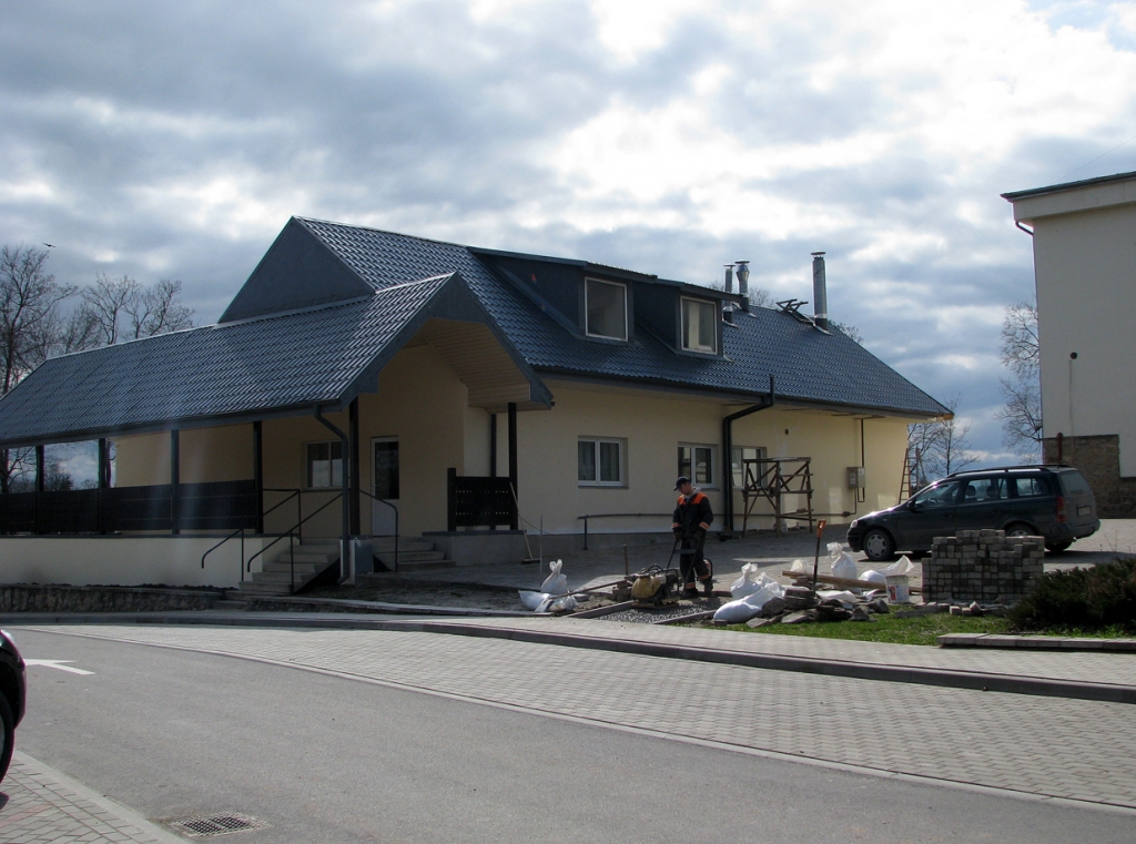 Pēc pāris nedēļām ēku rotās uzraksts «Pie pils» un darbu sāks atjaunotā kafejnīca. 

