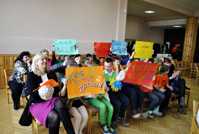 Atbalstītāji juta līdzi ar krāsainiem plakātiem un skaļiem saukļiem.
Autors: Zane Gorškova