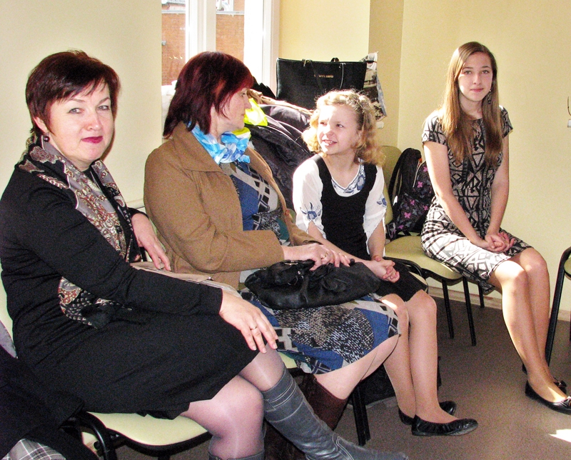 Skolotājas Inga Briede (no kreisās) un Ilga Vaičūne pirms uzstāšanās sniedz norādījumus skolēniem.
Autors: Vilnis Auzāns