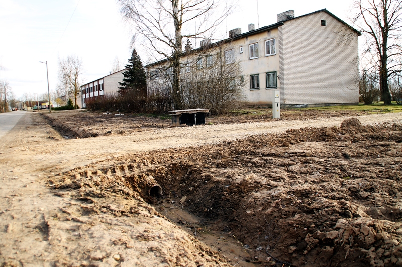 Pie Kapkalna ielas 7. mājas ūdenssaimniecības projekta darbi apstājušies.
Autors: Uldis Varnevičs