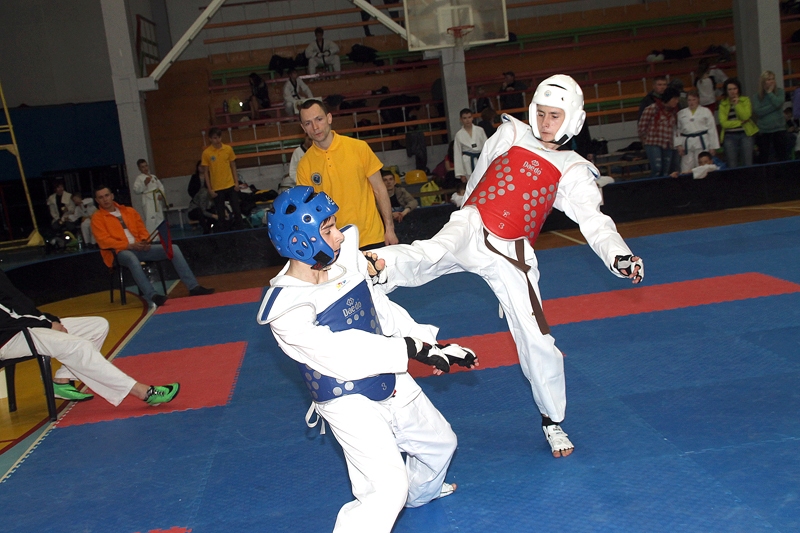 Rihards Kuzmins (sarkanajā tērpā) guva trīs pārliecinošas uzvaras un izcīnīja zelta medaļu.
Autors: Uldis Varnevičs