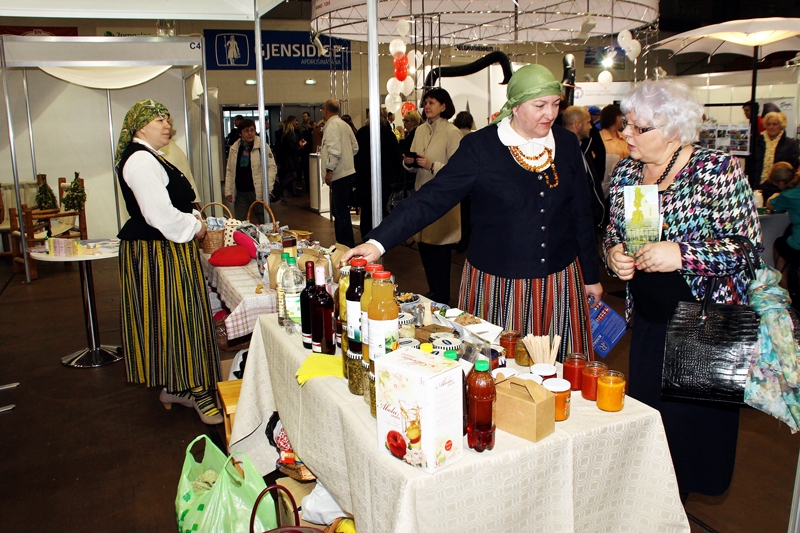 Raimonda Ribikauska (otrā no labās) iepazīstina ar Bauskas novada uzņēmēju produkciju.
Autors: Uldis Varnevičs
