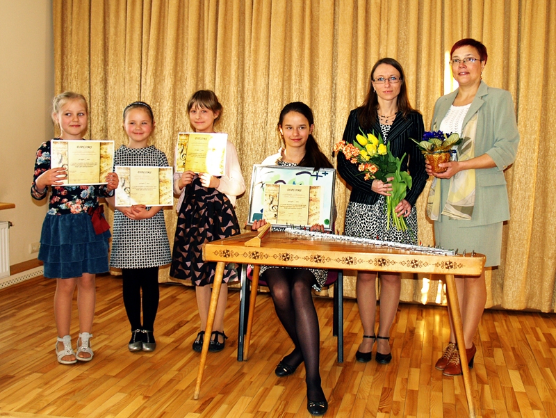 Iecavas konkursantes Beāte Pumpure (no kreisās), Ance Krūze, Lelde Agate Šamarova un Annija Lazdiņa ar pedagoģi Alisi Veisu un skolas direktori Inetu Pilverti.
Autors: Antra Ērgle