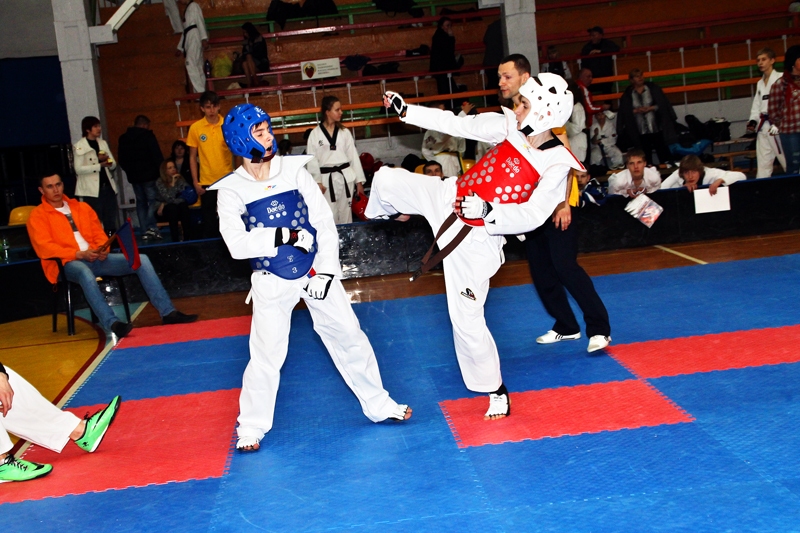 Rihards Kuzmins (sarkanajā tērpā) guva trīs pārliecinošas uzvaras un izcīnīja zelta medaļu.
Autors: Uldis Varnevičs