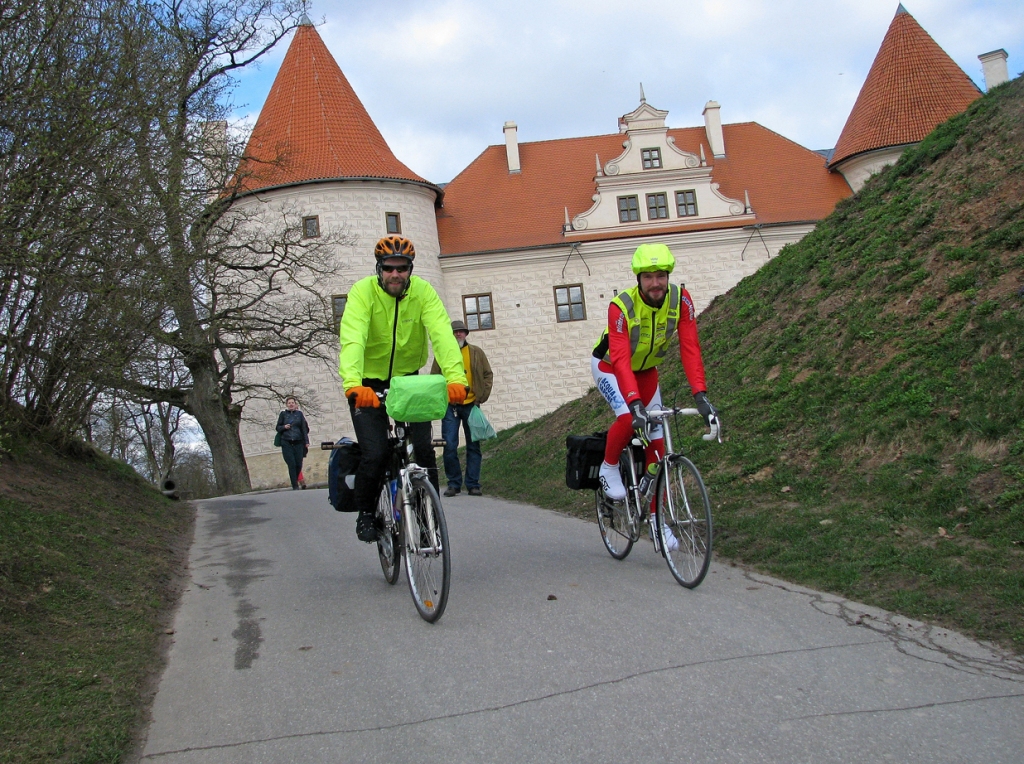 No Bauskas uz Prāgu ar velosipēdiem dodas rīdzinieki Jānis Šipkovs (no kreisās) un Gatis Kreceris. 
Autors: Vilnis Auzāns