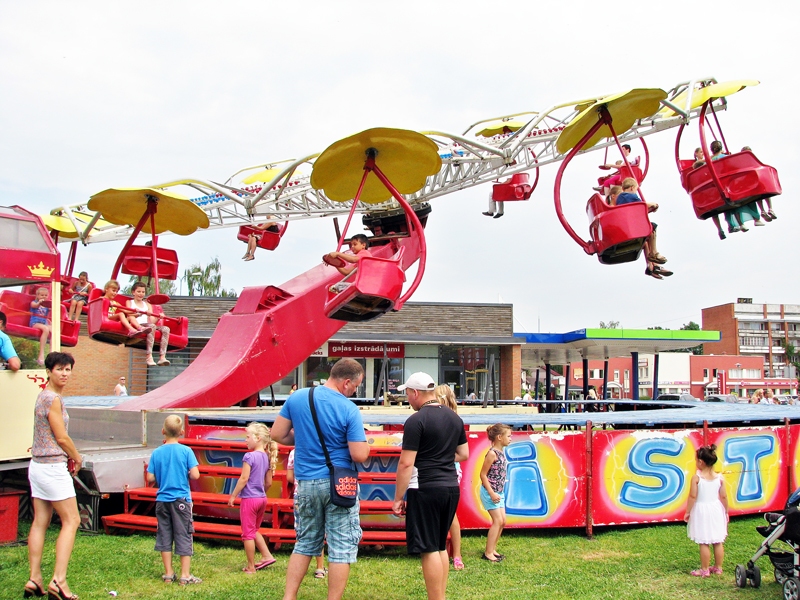 Karuseļi novada svētkos. Valsts kontrole uzskata, ka ne viss šajos svētkos notiekošais atbilst novada identitātes apliecināšanai.
Autors: no «Bauskas Dzīves» arhīva.