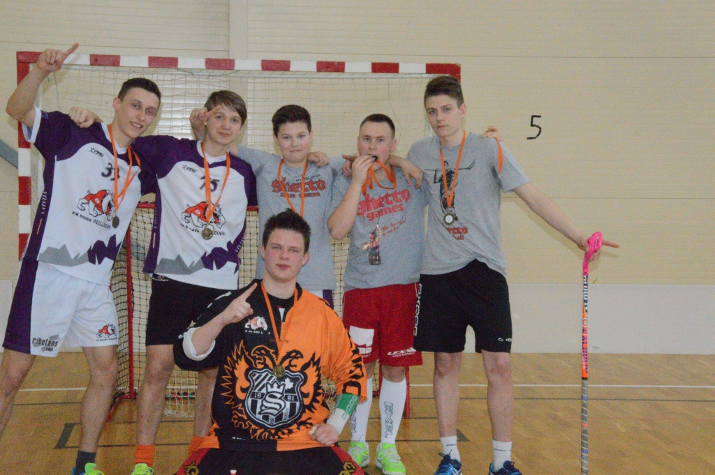 Vecumnieku novada Valles vidusskolas sporta zālē ar komandas «Ķekavas Bulldogs» uzvaru 18. aprīlī noslēdzās Kurmenes atklātais čempionāts florbolā.
Autors: No albuma.