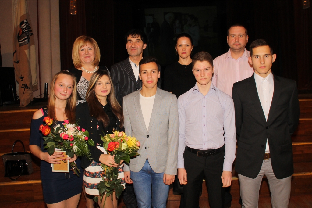 Bauskas novada soļotāji kopā ar treneri un ģimenēm. Pirmajā rindā no labās – Ruslans Smolonskis, Artūrs Makars un Raivo Saulgriezis. 
Autors: No arhīva.