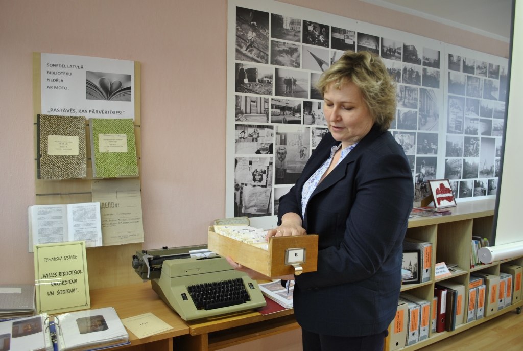 Vietējo iedzīvotāju atzinību ieguvusi Valles bibliotēkas vadītājas Ingūnas Kļaviņas iekārtotā izstāde «Valles bibliotēka – vakardiena un šodiena»
Autors: Māris Krūmiņš