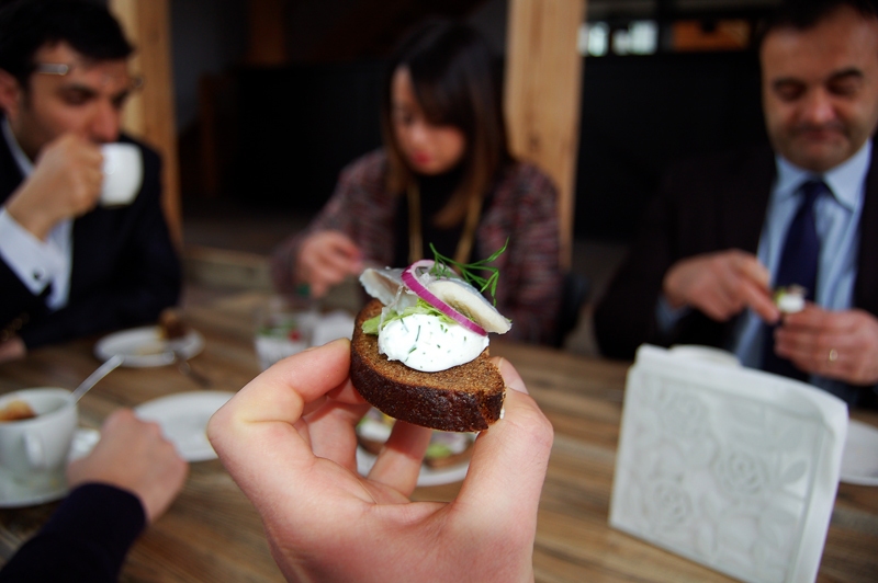 Rupjmaize ar mīkstā siera un siļķes aizdaru degustācijā bija ārvalstu partneru iecienītākais vietējais produkts.
Autors: no projekta albuma.