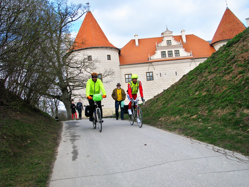 Simbolisks starts. Pirmdienas rītā no Čehijas meistaru restaurētās Bauskas pils uz Pasaules hokeja čempionātu Prāgā ar velosipēdiem devās rīdzinieki Jānis Šipkovs (no kreisās) un Gatis Kreceris.
Autors: Vilnis Auzāns