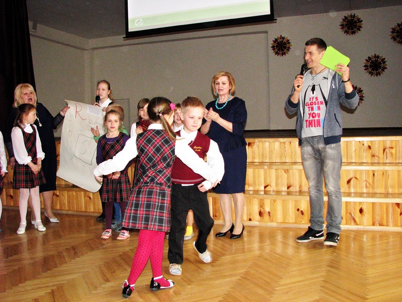 Pāris minūtēs sagatavotajā priekšnesumā skolēni iekļāva nelielu deju.
Autors: Vilnis Auzāns