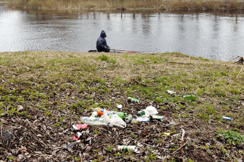 Bauskā aktīvajā vimbu makšķerēšanas sezonā upju krastos krājas atkritumi. 
Autors: Ivars Bogdanovs