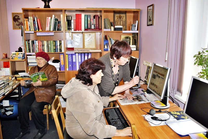 Bārbeles pagasta lasītājas Dzintra Veckagane (no kreisās) un Zelma Vasiļonoka ciema bibliotēku uzskata par vislabāko tikšanās vietu, ar vadītāju Brigitu Krauzi (no labās) risinot sarunas par literatūru, vēsturi un politiku.
Autors: Māris Krūmiņš