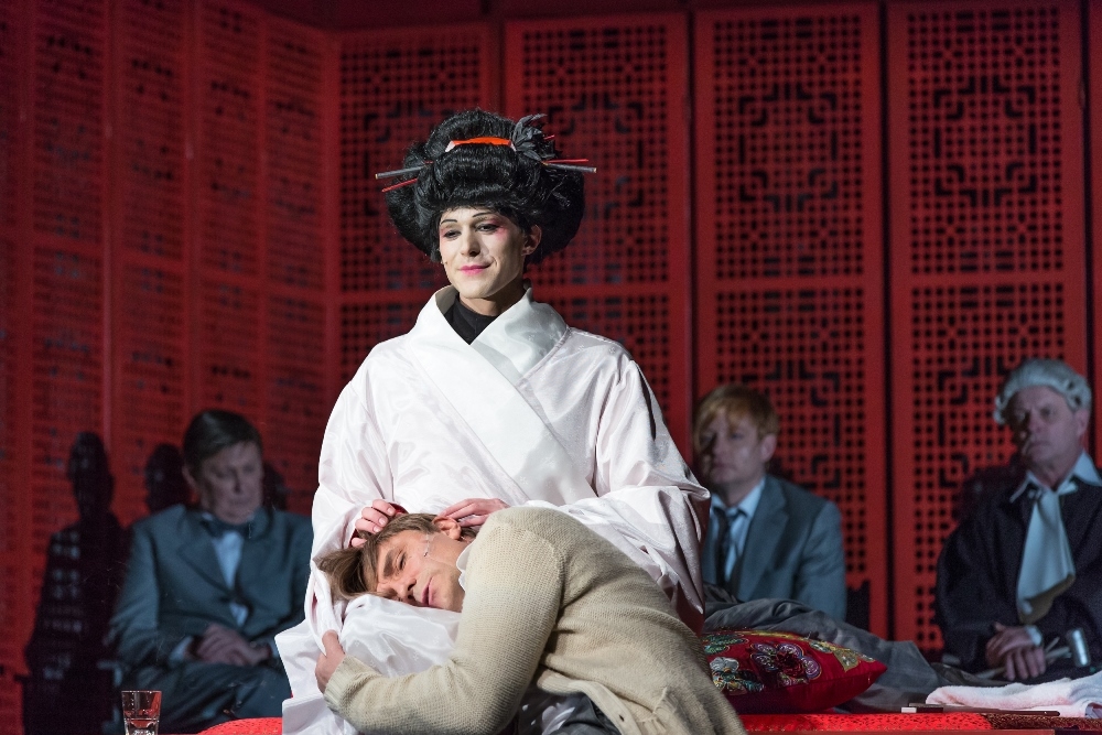  
Dainis Grūbe un Juris Žagars izrādē «M. Butterfly». 

Autors: Publicitātes foto.