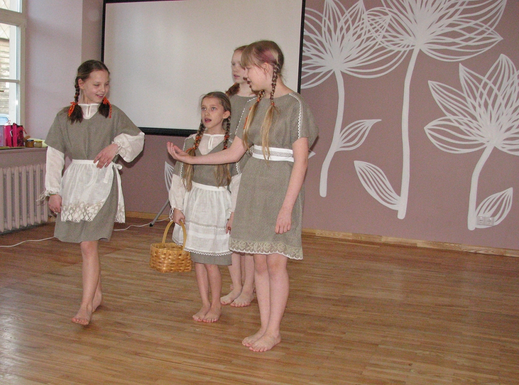 Bauskas sākumskolas audzēknes demonstrē tērpus no kolekcijas «Rakstītāja man māsiņa». 
Autors: Vilnis Auzāns