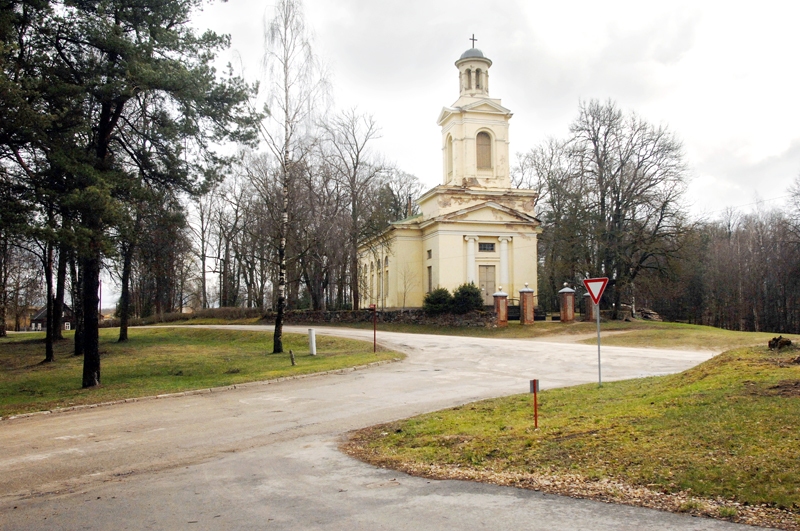 Kalna ielas sākumā slejas luterāņu baznīca. Lai arī šajā ielā tā neatrodas, tomēr iedzīvotāji baznīcu ar to saista. 
Autors: Ivars Bogdanovs