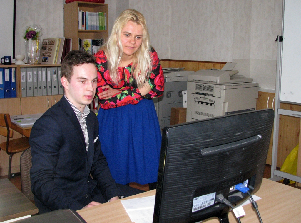 Stacijas Bauskā idejas autors Artūrs Toms Plešs sarunā ar pilnsabiedrības «RB Latvija» pārstāvi Kristīni Casno. 
Autors: Vilnis Auzāns