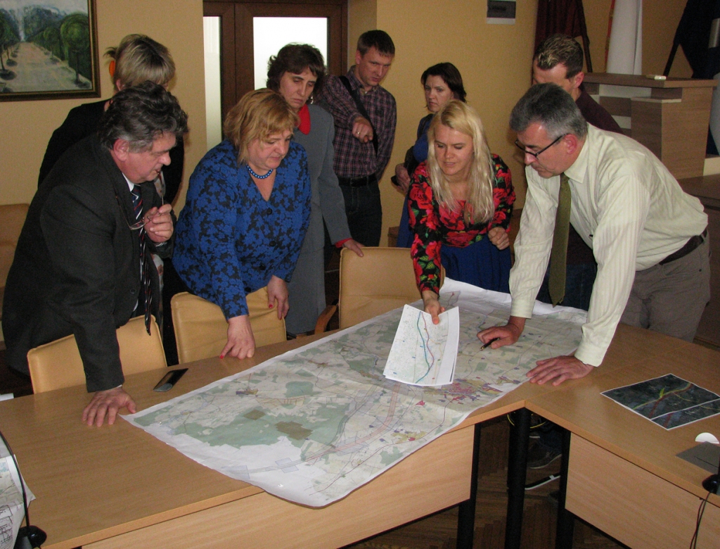 Spriežot par dzelzceļa līnijas novietojumu, kārtējo reizi tiek pētītas kartes. 
Autors: Vilnis Auzāns