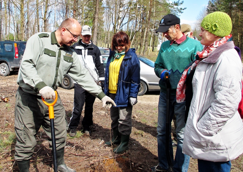 Imants Folkmanis (no kreisās) ierāda koku stādīšanas tehniku Sarmītei Avotai (no labās), Andrim Kopeikam, Annai Žīgurei un Alvilam Štībelim.
Autors: no Zorģu bibliotēkas albuma