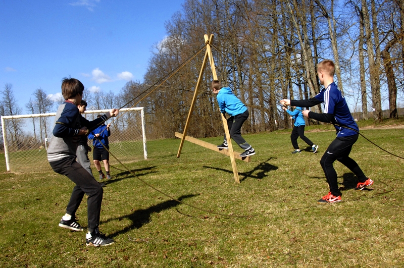 Bauskas Valsts ģimnāzijas komanda «Kļava» vingrinājumā ar mērkoku pierādīja atjautību un lielisku spēju sadarboties.
Autors: Ivars Bogdanovs