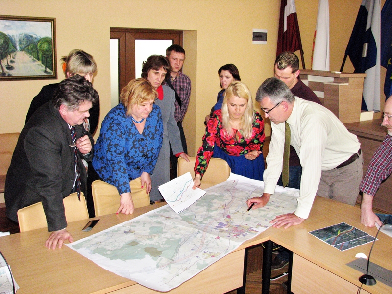 Maģistrāles «Rail Baltica» apspriešana. Meklējot optimālo sliežu novietojumu, kārtējo reizi tiek pētītas kartes.
Autors: Vilnis Auzāns