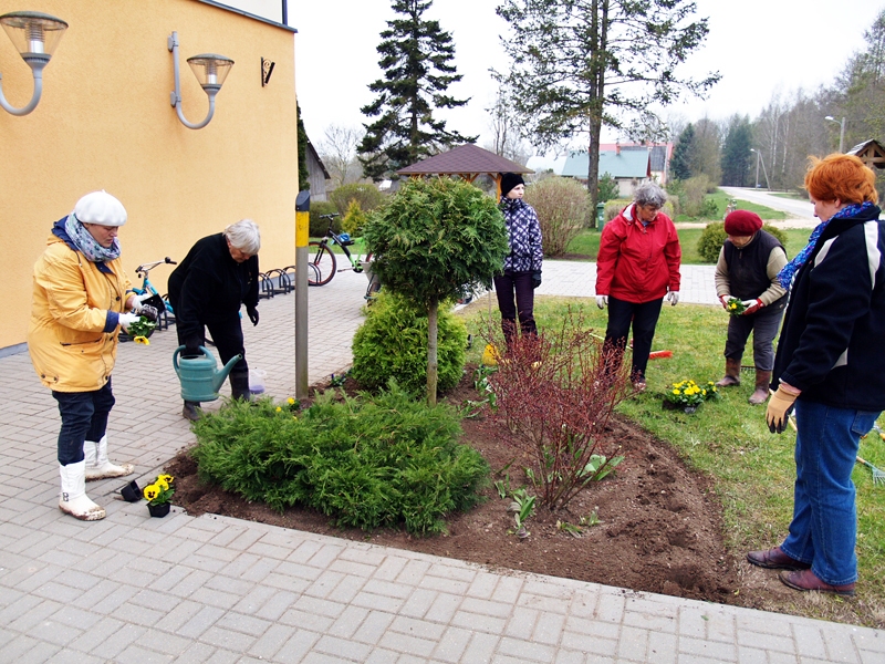 Zorģu talcinieki dobes un citus apstādījumus papildināja bibliotekāres Ainas Ezergailes (no kreisās) un dārznieces Sarmītes Avotas (no labās) vadībā.
Autors: Antra Ērgle