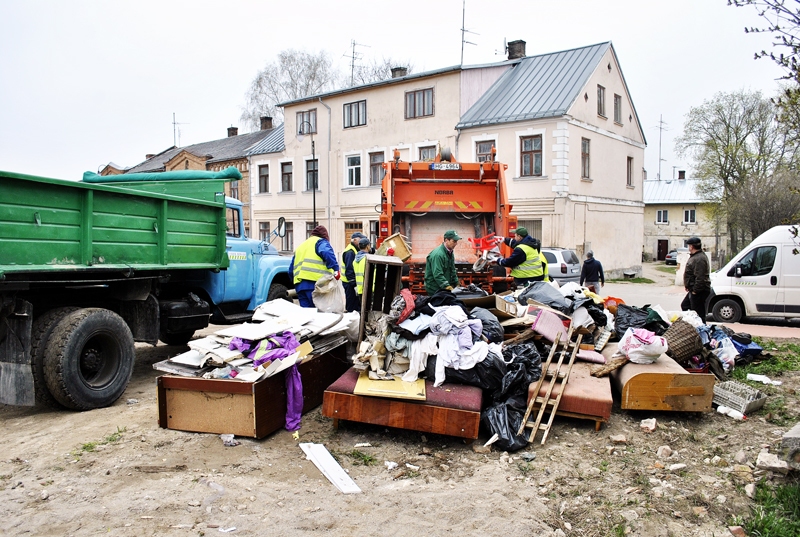 SIA «Vides Serviss» 24 pilsētas vietās savāca Bauskas iedzīvotāju atvestos lielgabarīta atkritumus. 
Autors: Māris Krūmiņš