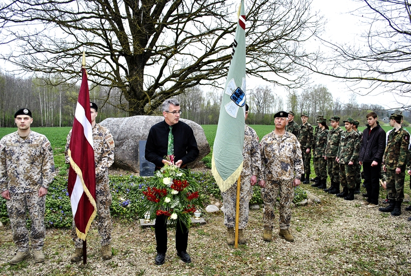 Latvijas armijas ģenerāli Krišjāni Berķi godināja Īslīces pagastā – viņa dzimto māju teritorijā pie piemiņas akmens.
Autors: Māris Krūmiņš