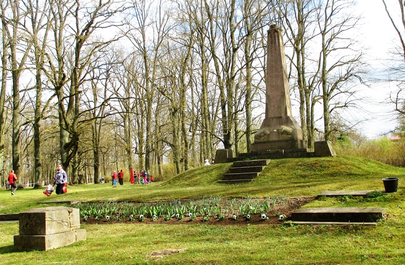 Brīvības pieminekli parkā ieskauj jauni stādījumi un sakoptas puķu dobes.
Autors: no S. Avotas personiskā albuma
