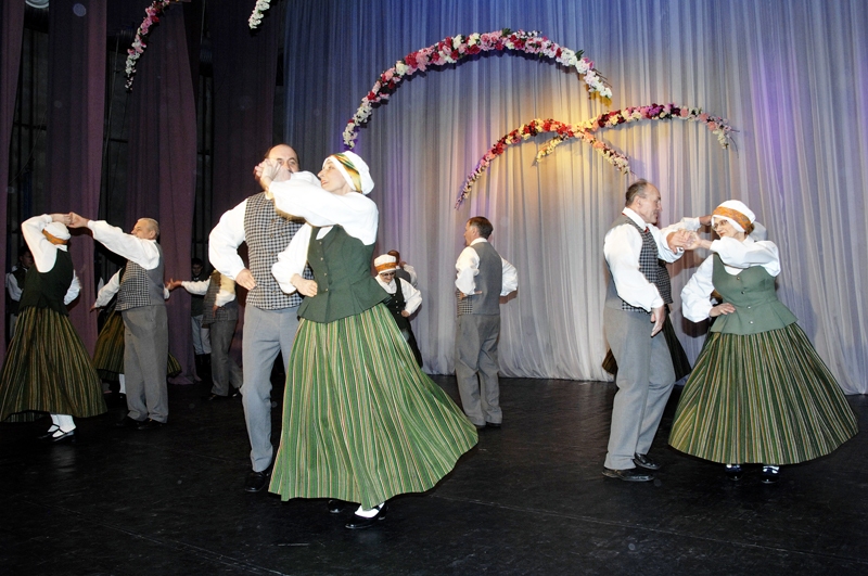 «Ozola» dejotāji jubilejas koncertā izpildīja skatē augsti novērtētās dejas. 
Autors:  no «Bauskas Dzīves» arhīva