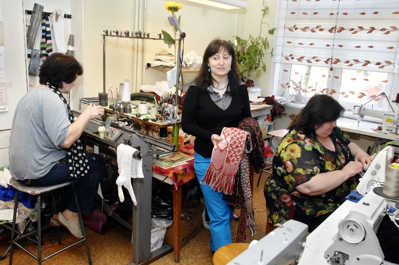 Meistares Sarmīte Kagaine (no kreisās), Iveta Līdere un Anda Sivicka darbā gūst lielu gandarījumu.
Autors: Ivars Bogdanovs