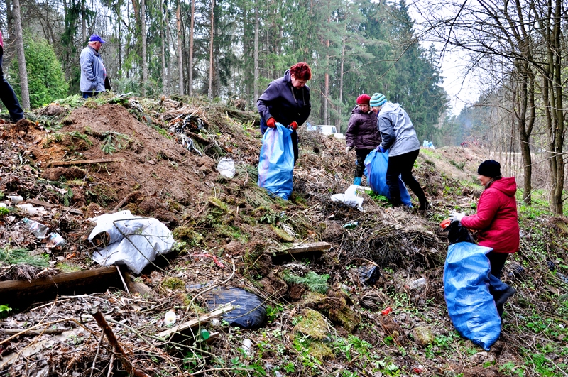 Skaistkalnē pie Jaunajiem kapiem gadiem nekoptu grāvmalu tīra pašvaldības darbinieces Brigita Streļcova (no labās), Daiga Jakuška, Līga Baļčūne un Valda Širmele.
Autors: Žanna Zālīte
