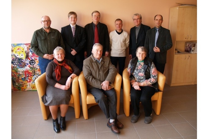 Iecavas Tautfrontiešu apvienības dibināšanas sapulces dalībnieki: Anita Latviete (sēž no kreisās), Jānis Sekačs, Natālija Banka, Imants Sūna (stāv no kreisās), Maksims Krutikovs, Romualds Ražuks, Uldis Godainis, Stepans Drozdovs un Renārs Zaļais. 
Autors: No arhīva.