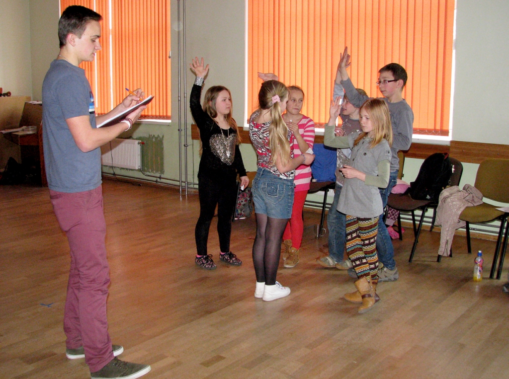 Andris Kāposts nosauc nākamo uzdevumu. Skolēni ieinteresēti piesakās darbam komandās.
Autors: Vilnis Auzāns