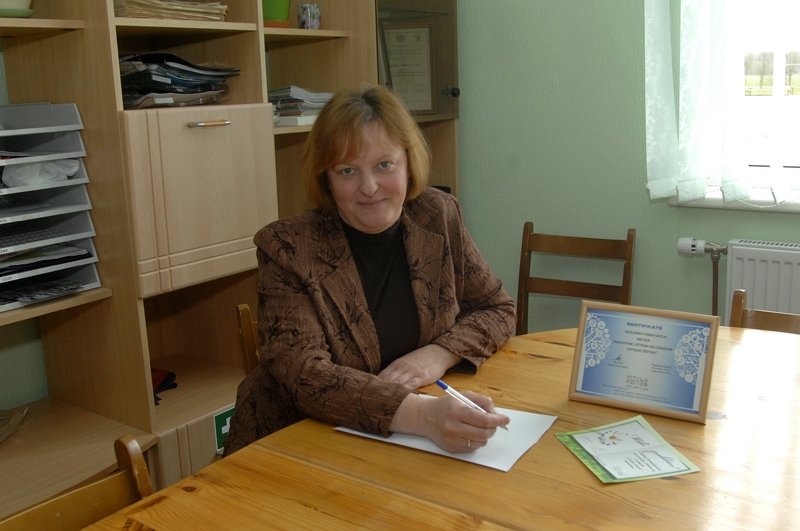 Ozolaines pamatskolas vēstures pasniedzēja Daina Jarmalaviča priecīga par saņemto pozitīvo atzinumu konkursā «Pētīsim un izzināsim Latvijas vēsturi!».
Autors: Ivars Bogdanovs