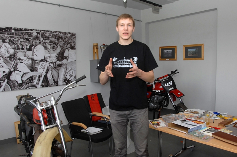 Rīgas Motormuzeja Bauskas filiāles gids Juris Vanags nav taupījis laiku un enerģiju, lai izstādei «Motokross cauri laikmetiem» sarūpētu unikālus fotomateriālus un braucamos. 
Autors: Ivars Bogdanovs