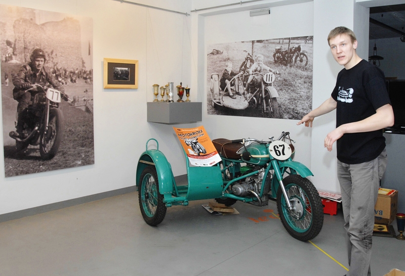 Juris Vanags, Motormuzeja Bauskas filiāles gids, nav taupījis laiku un enerģiju, lai izstādei «Motokross cauri laikmetiem» sarūpētu unikālus fotomateriālus un braucamrīkus.
Autors: Ivars Bogdanovs