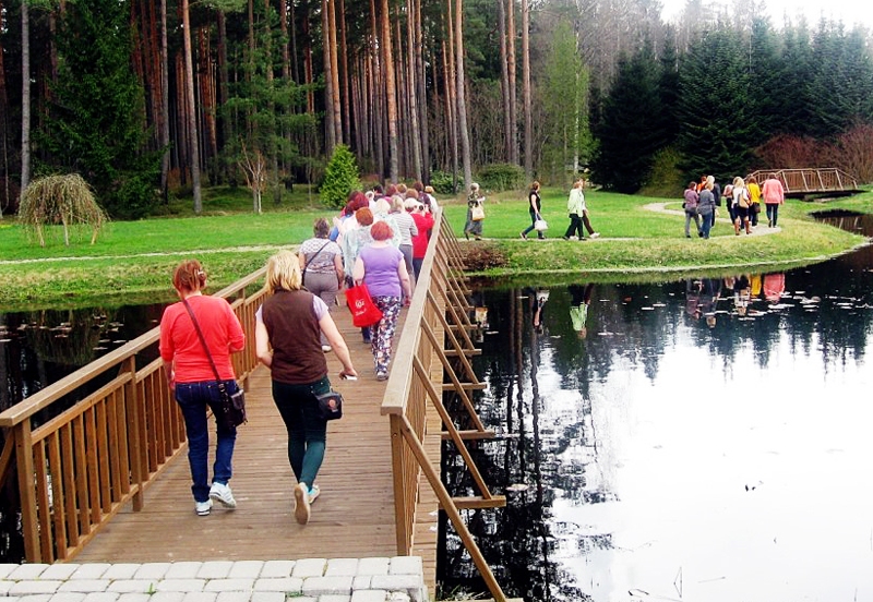 Kalsnavas arborētumā zemgalietes apskatīja eglīšu un rododendru kolekcijas, kā arī baudīja krāšņi veidoto vidi. 
Autors: no LLKC albuma