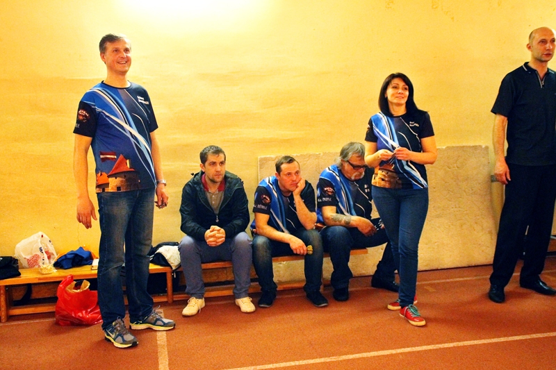 Bauskas šautriņu metēju komandas dalībnieki vēro konkurentu sniegumu. 
Autors: Uldis Varnevičs