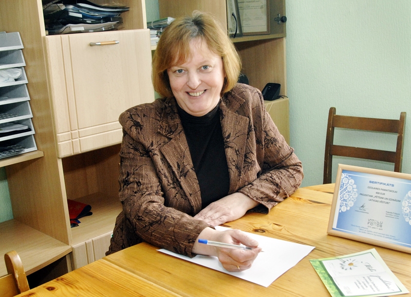 Daina Jarmalaviča, Ozolaines pamatskolas vēstures pasniedzēja, priecīga par saņemto pozitīvo atzinumu konkursā «Pētīsim un izzināsim Latvijas vēsturi!».
Autors: Ivars Bogdanovs